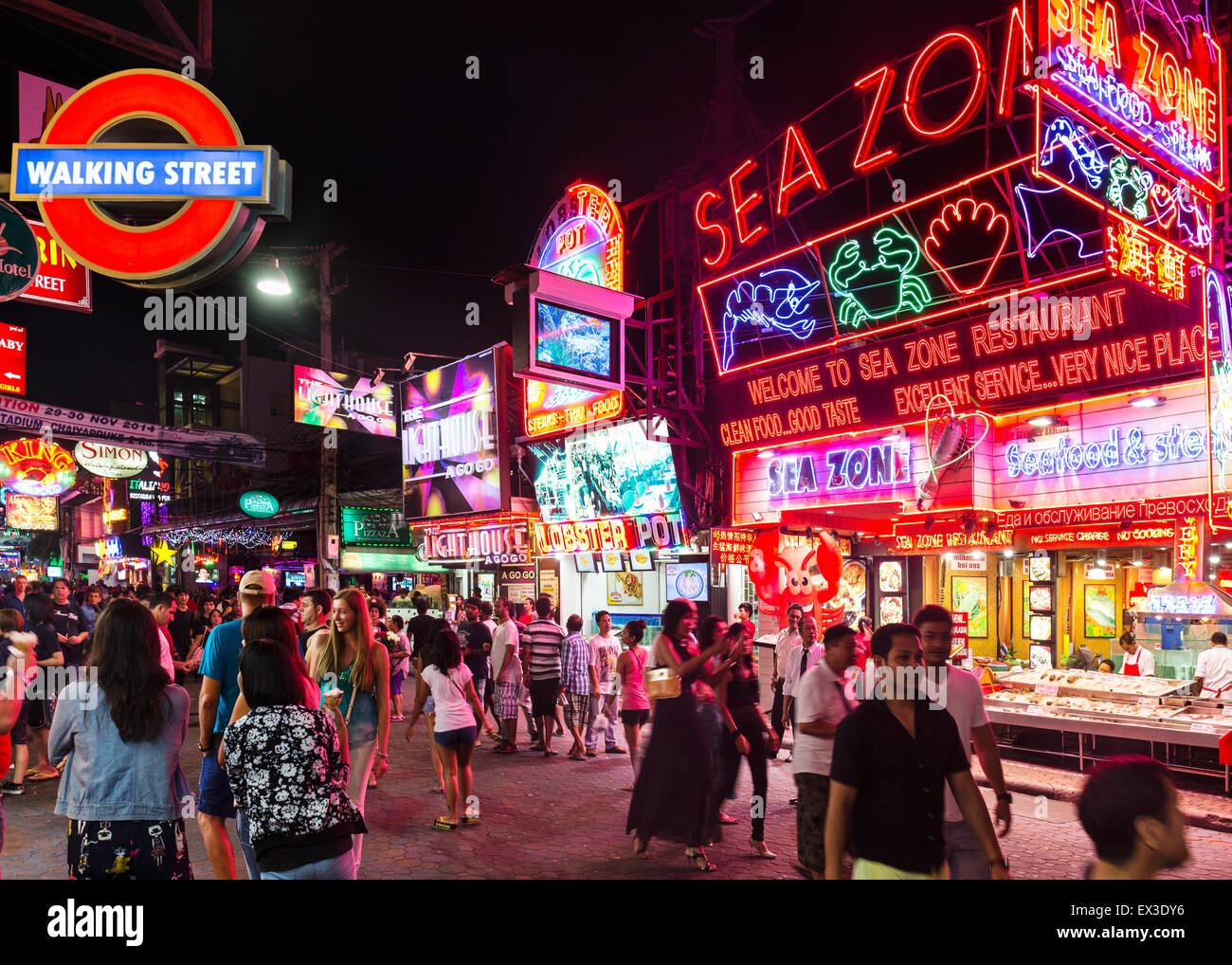 Rue de marche de la zone piétonne, de la vie nocturne, des bars, des discothèques, des enseignes au néon, Pattaya, Chon Buri, Thaïlande Province Banque D'Images