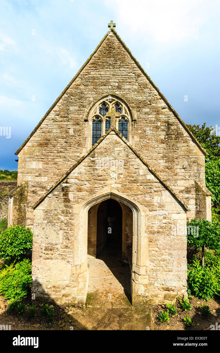 Ruines du château médiéval anglais, Farleigh Hungerford. L'entrée et la porte de la chapelle en pierre du 14ème siècle de St Leonard. Banque D'Images