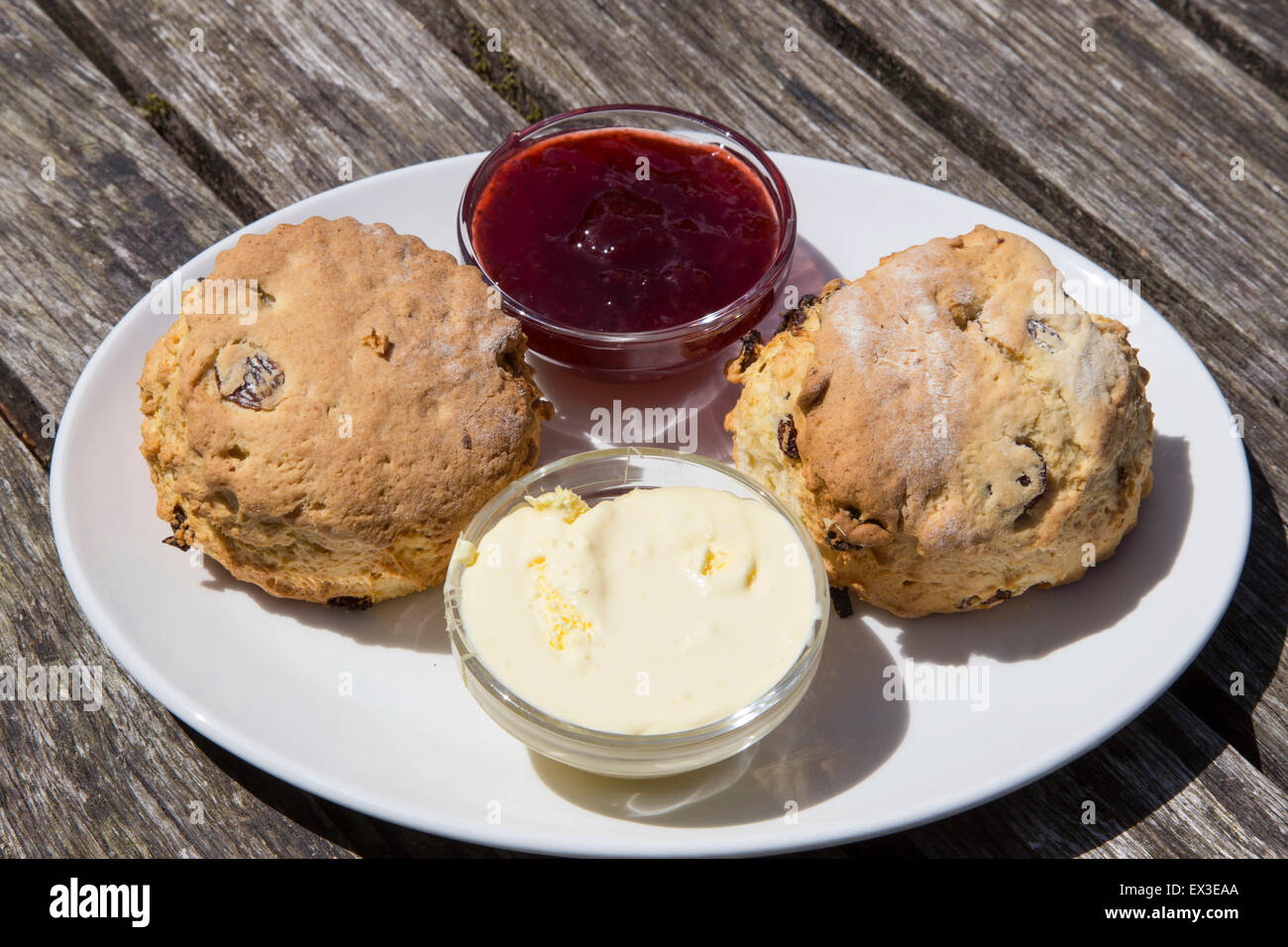 Un thé à la crème, des scones avec de la crème caillée et confiture de fraises, Devon, Sud de l'Angleterre, Angleterre, Royaume-Uni Banque D'Images