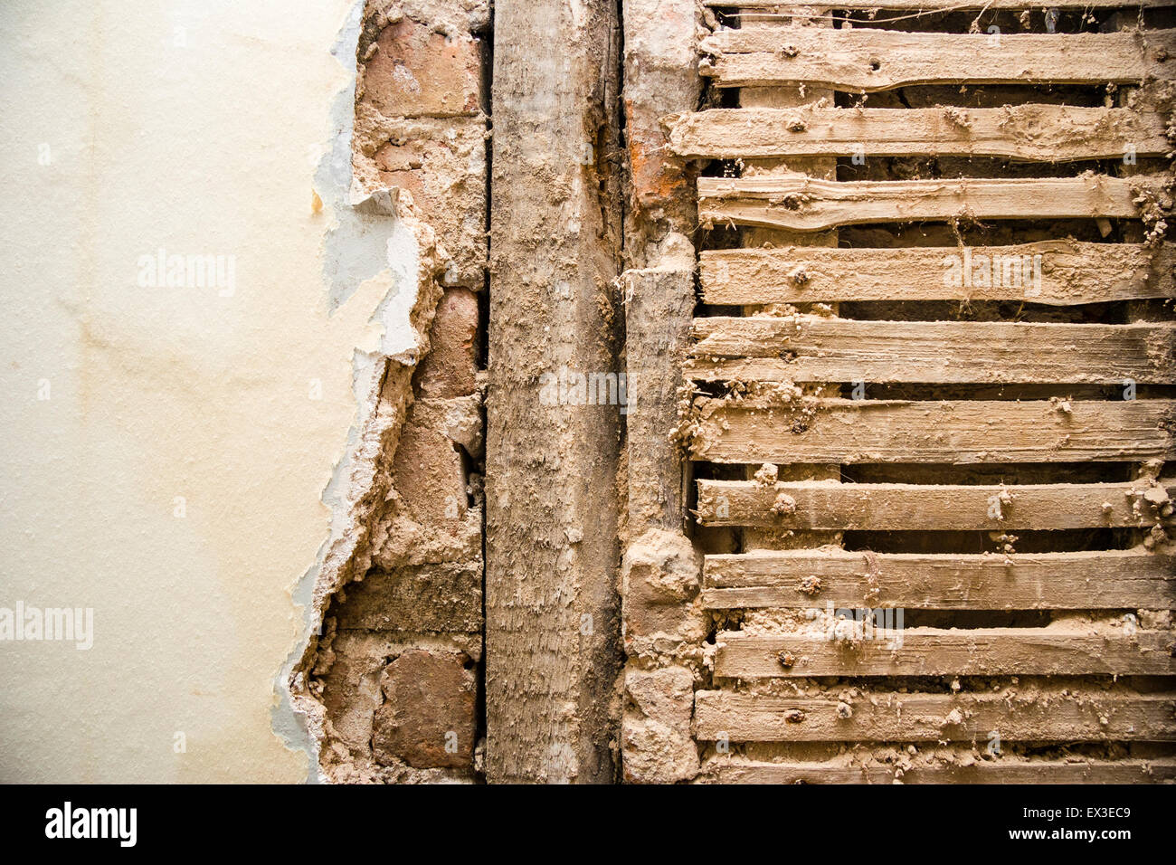 Maison d'époque victorienne anglaise, mur intérieur. Le lattis et mur de plâtre avec du plâtre a été retiré pour montrer le bois pourri et les dommages dans les tours. Banque D'Images