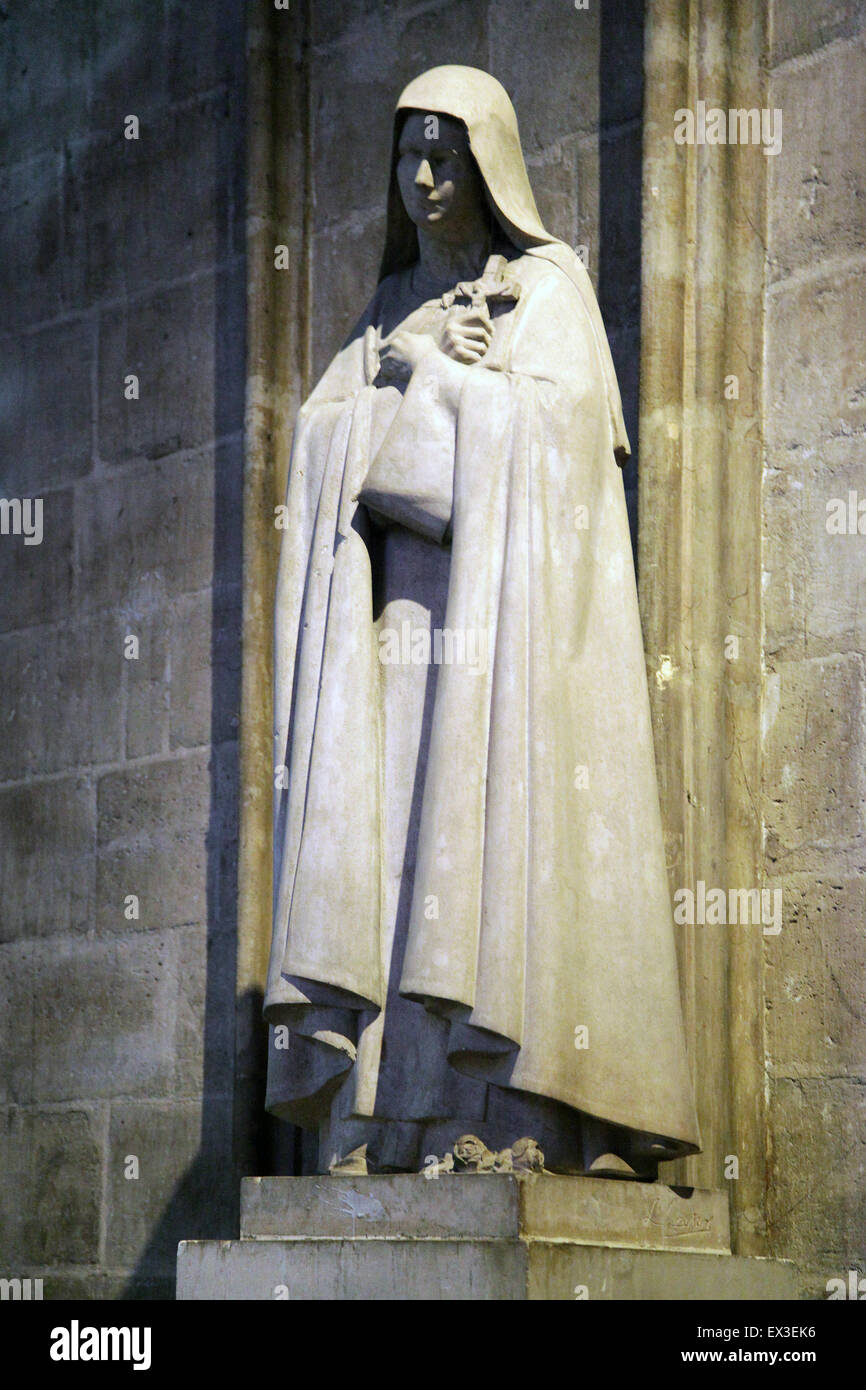 Statue de sainte Thérèse de Lisieux dans la cathédrale de Notre-Dame de Paris France Banque D'Images