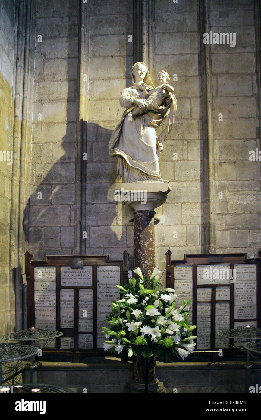 Statue à Notre-Dame Paris France Banque D'Images