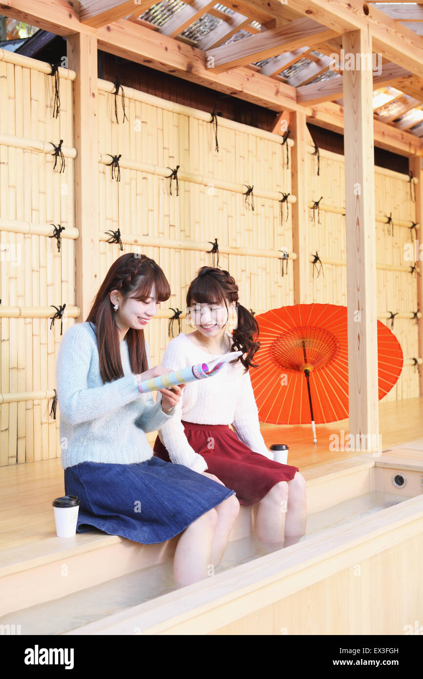 Les jeunes femmes japonaises, bénéficiant d'un spa pour les pieds à Kawagoe, Japon Banque D'Images