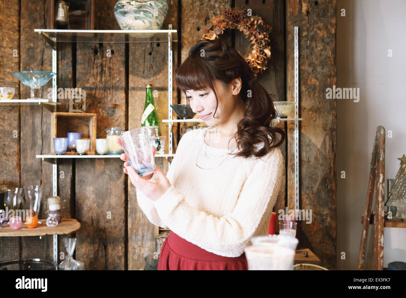 Jeune japonaise bénéficiant visite à l'atelier de verre à Kawagoe, Japon Banque D'Images