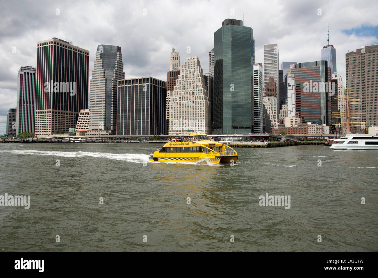 Les passagers à bord d'un bateau-taxi New York pass Manhattan NEW YORK USA Banque D'Images