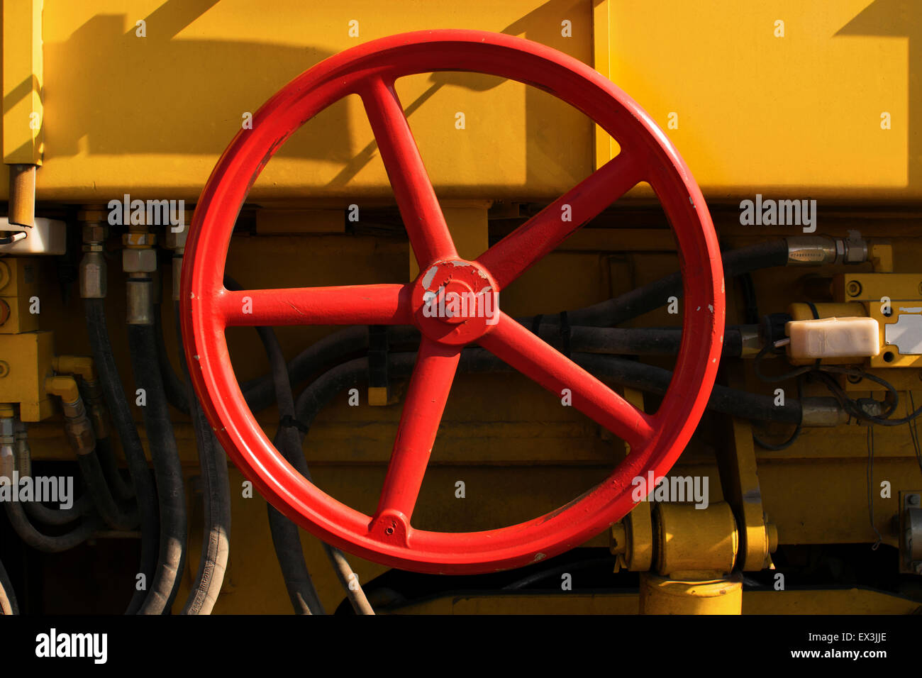 Close-up of rouge rond. Partie de train avec les flexibles pneumatiques noir sur fond jaune. Banque D'Images