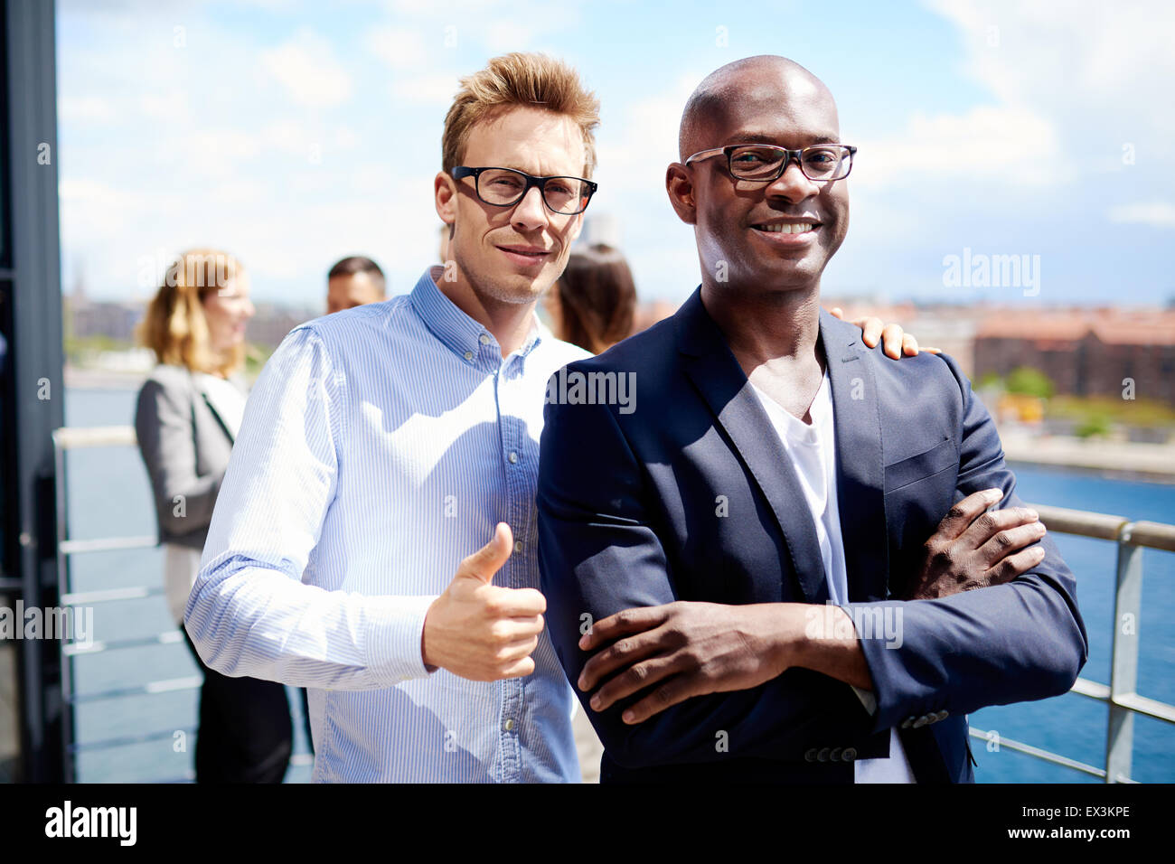 Collègue masculin blanc debout avec la main sur l