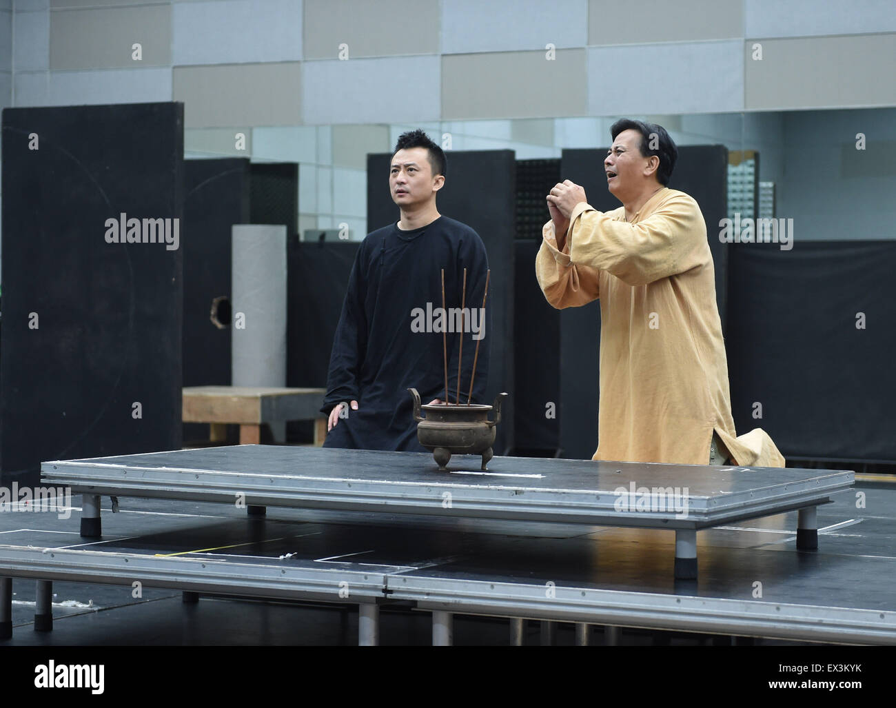 Beijing, Chine. 6 juillet, 2015. Zhang acteur Jinyuan et Liu Hui (L) exécuter au cours d'une répétition de la presse le drame 'Yangshi Lei' au National Center for the Performing Arts à Beijing, capitale de la Chine, le 6 juillet 2015. Le drame est une histoire sur 'Yangshi Lei', 7 générations de la famille Lei qui servent d'architectes en chef de la cour des Qing et le rituel de la construction de la capitale, à partir de la période Kangxi. © Luo Xiaoguang/Xinhua/Alamy Live News Banque D'Images