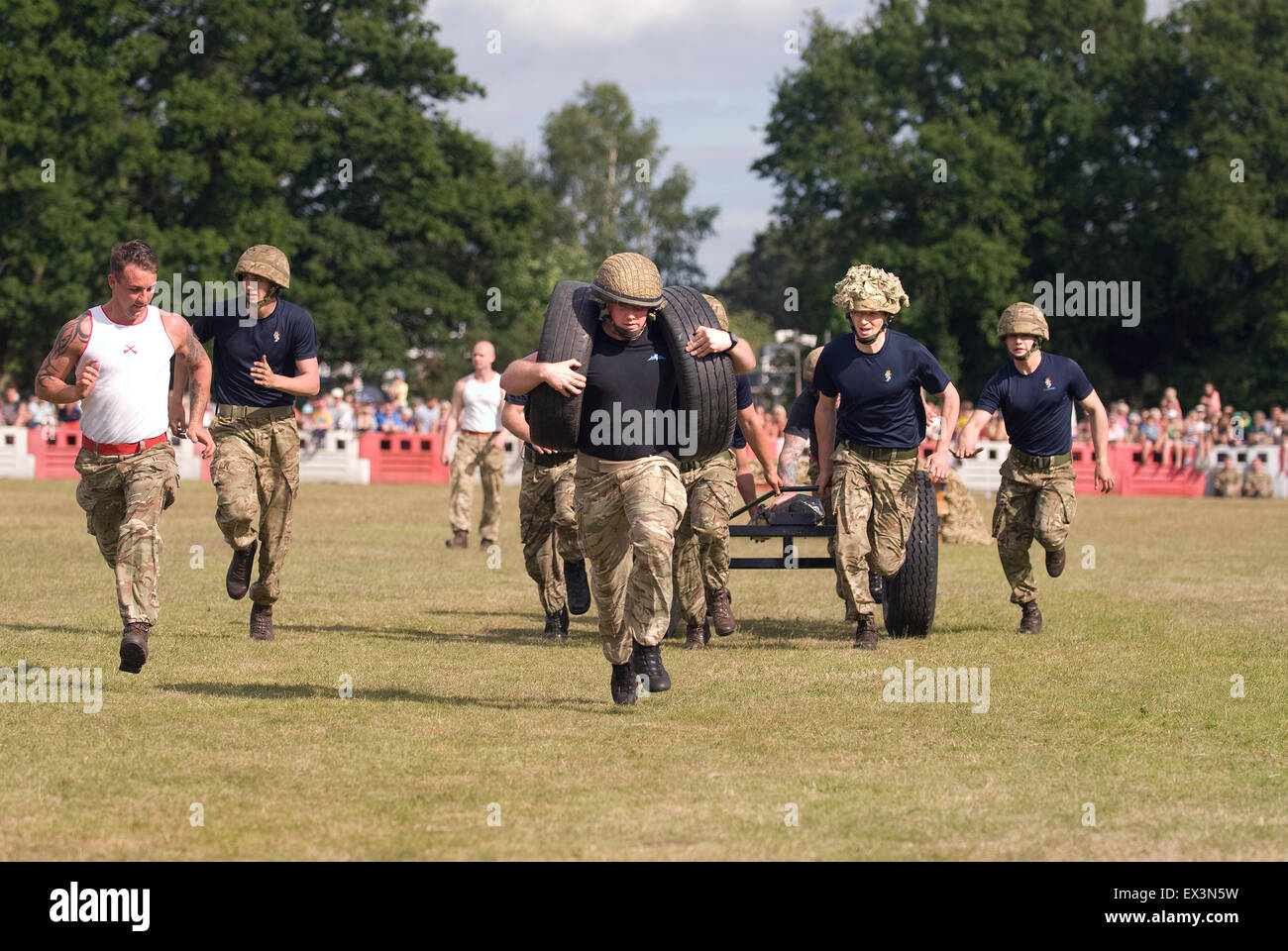 Trg 10 milliards d'armes à feu de peloton entre courir à l'Adieu à la garnison Festival, Bordon, Hampshire, Royaume-Uni. Samedi 27 juin 2015. Banque D'Images