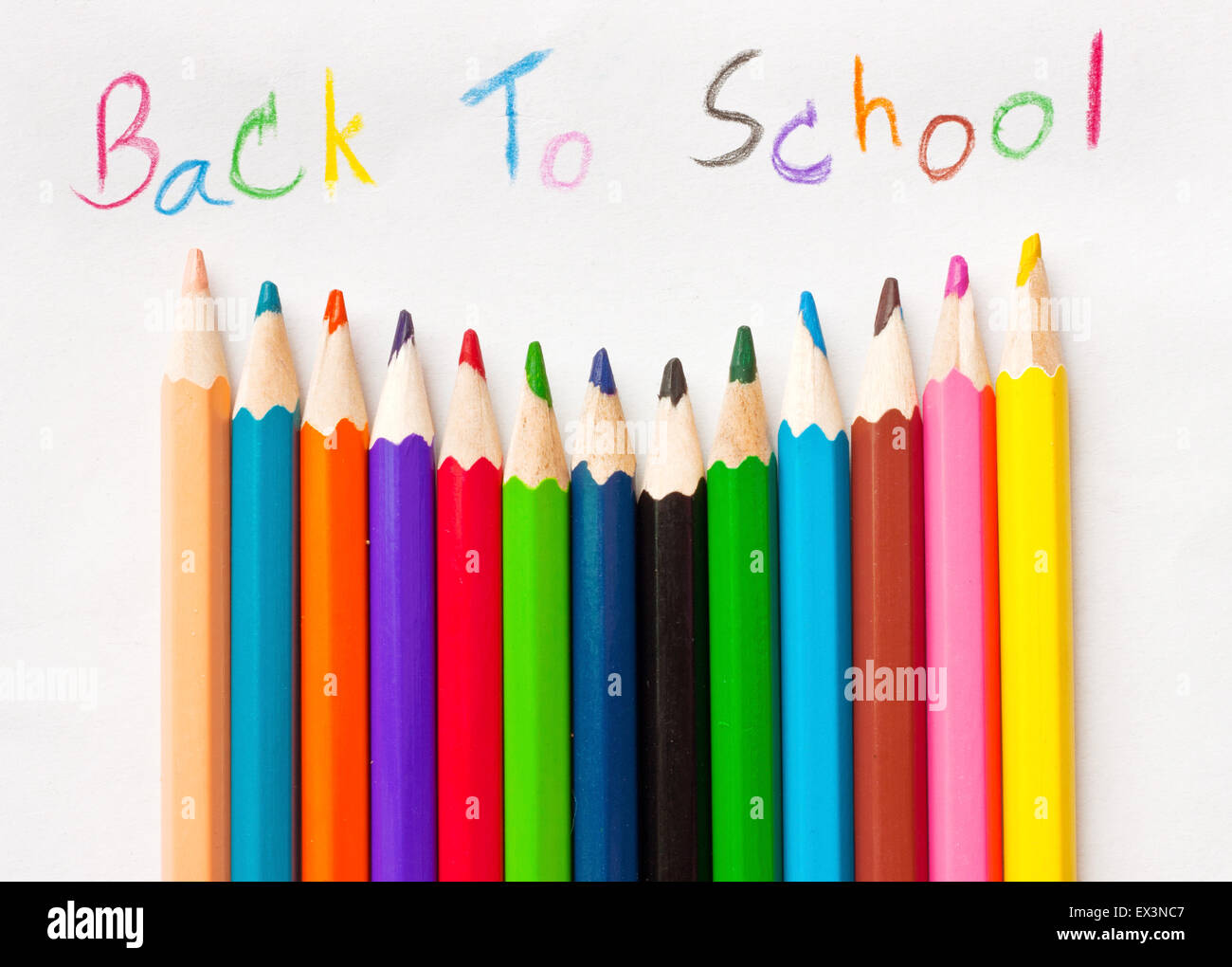 Retour à l'école, de crayons de couleur sur fond blanc Banque D'Images