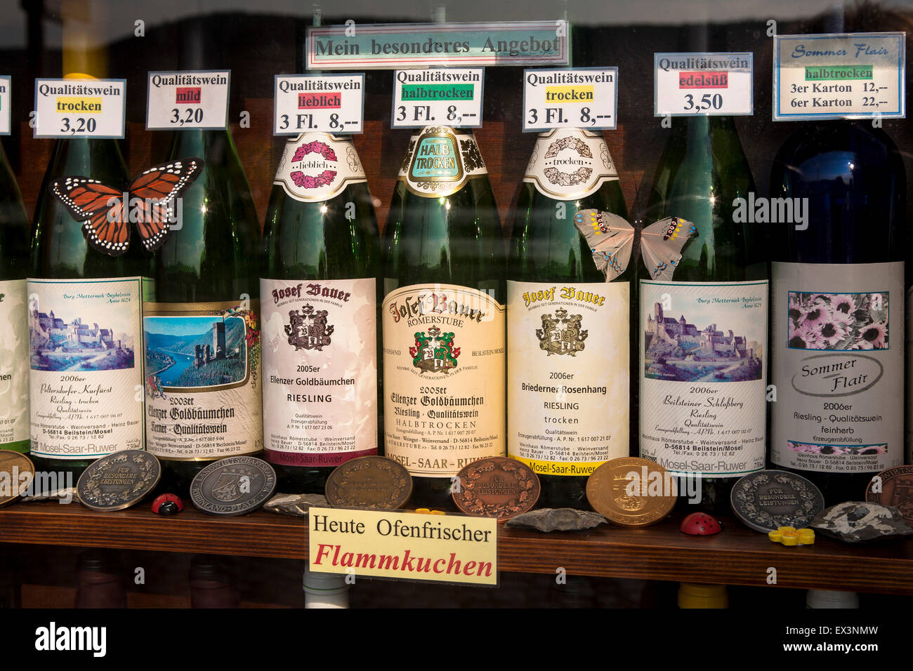 DEU, Allemagne, Rhénanie-Palatinat, Beilstein au bord de la Moselle, vitrine avec des bouteilles de vin. DEU, Deutschland, Rheinla Banque D'Images
