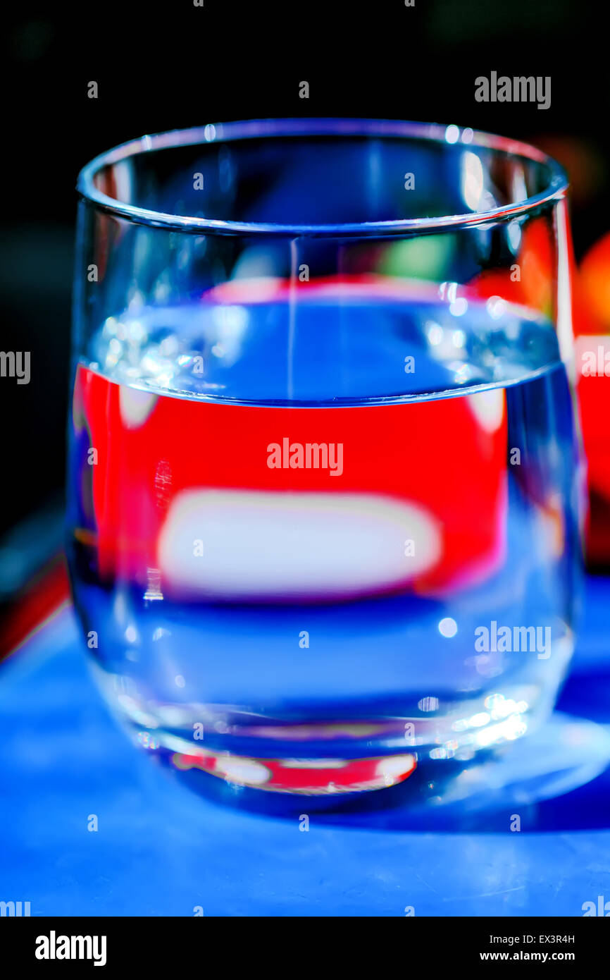 Joli verre d'eau en rouge et bleu Banque D'Images