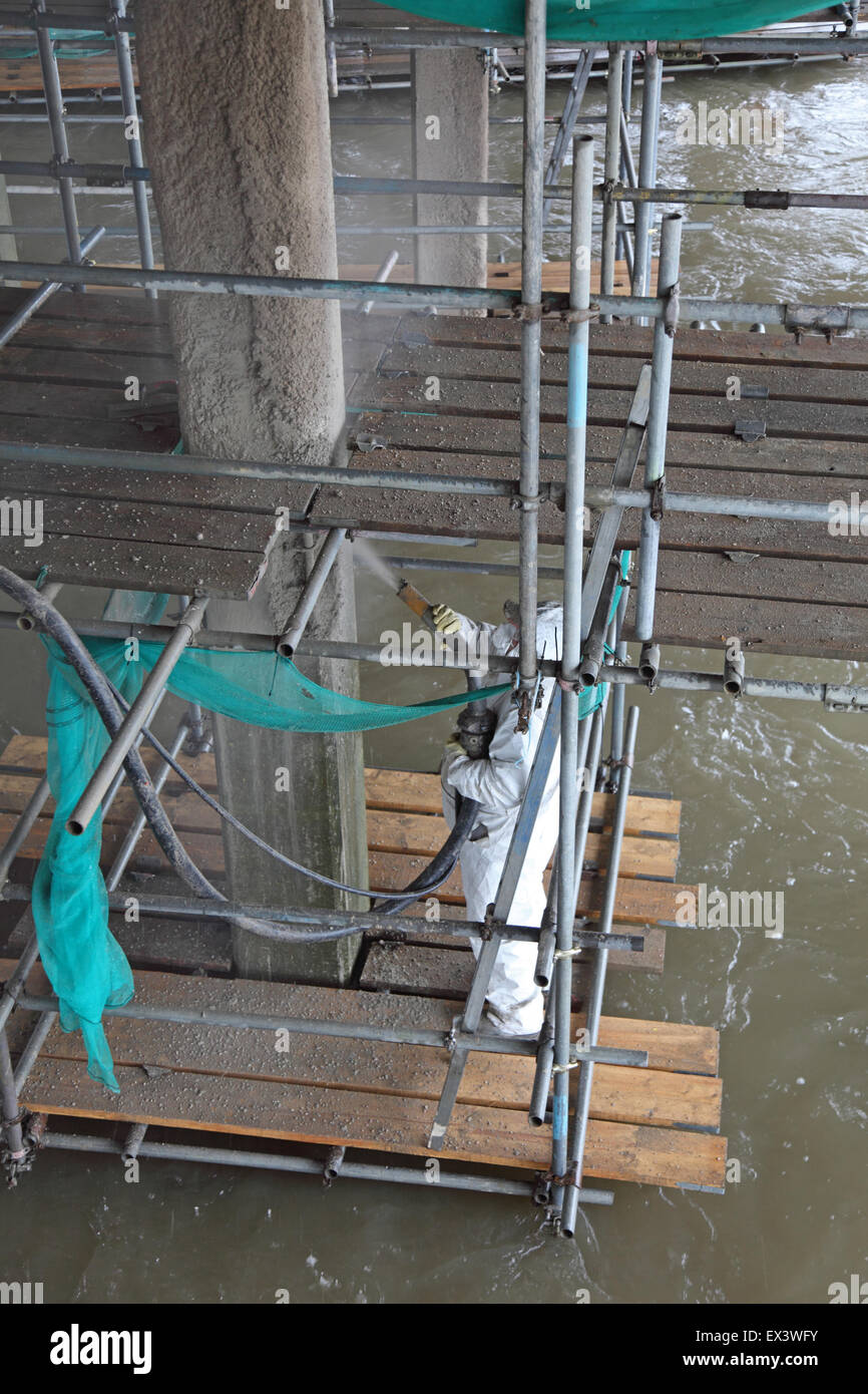 L'utilisation d'entrepreneurs béton pulvérisé à réparer la structure de support en dessous de la rampe de chargement véhicule Woolwich Ferry Banque D'Images