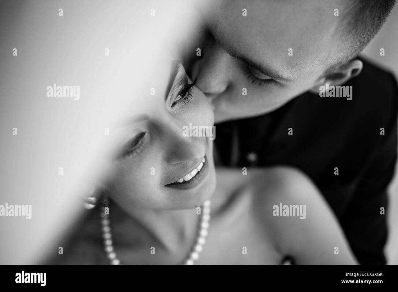 Belle Mariée européenne couple dans la chambre d'hôtel Banque D'Images