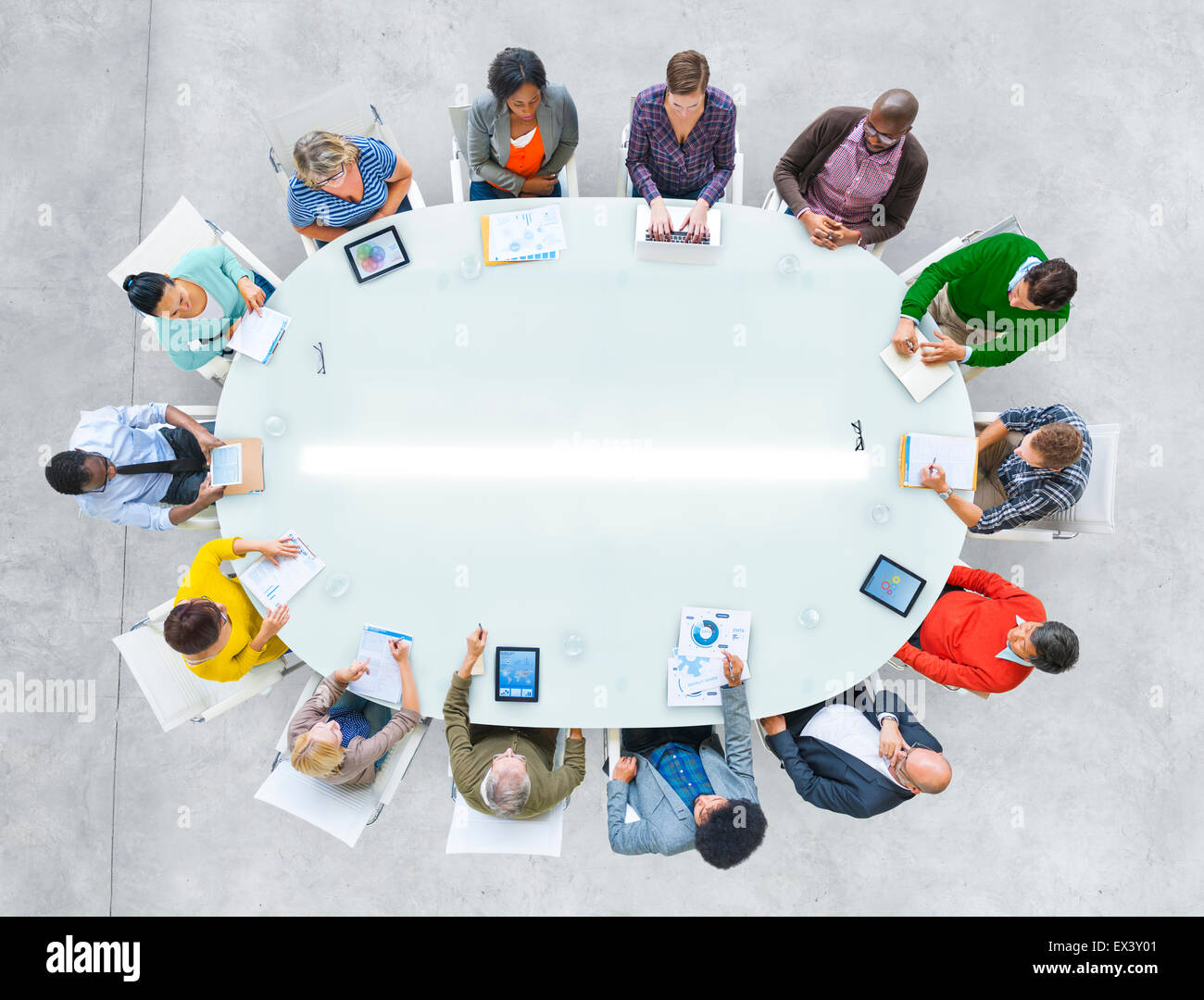 Vue aérienne des personnes travaillant Partage de connexion Tableau de conférence Banque D'Images