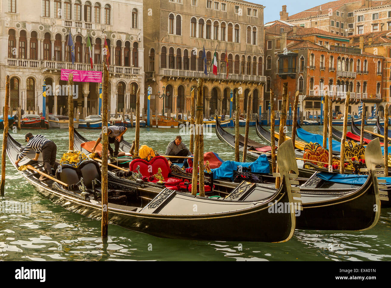 Gondoles sur le Grand Canal Venise Italie Banque D'Images