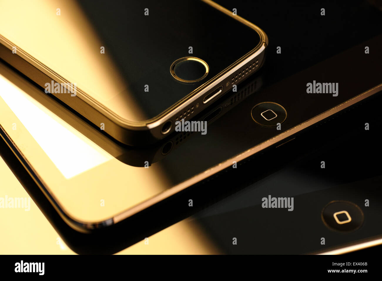 Tambov, Fédération de Russie - Février 26, 2015 Close up de pile d'appareils Apple, iPhone 5S, iPad mini et iPad 2. Banque D'Images