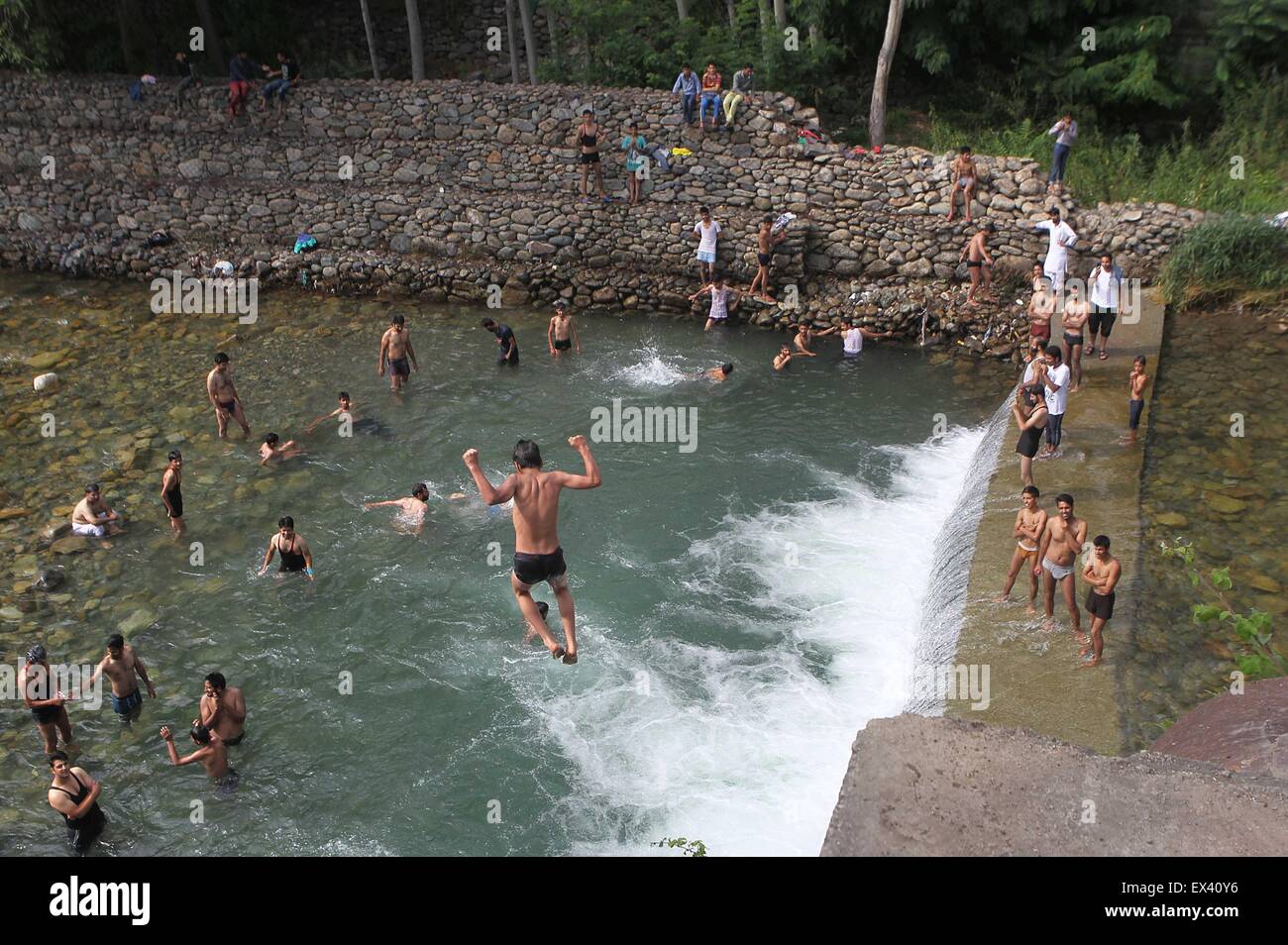 Srinagar, au Cachemire sous contrôle indien. 6 juillet, 2015. Cachemiris se baignent dans un ruisseau pour combattre la chaleur pendant une chaude journée à Srinagar, la capitale d'été du Cachemire sous contrôle indien, le 6 juillet 2015. Credit : Javed Dar/Xinhua/Alamy Live News Banque D'Images