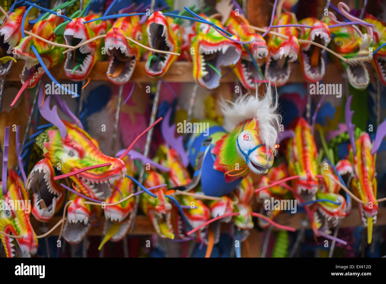 Dragon-comme les jouets à un vendeur de rue au cours de la célébration du Nouvel An lunaire à Bandung, Indonésie. Banque D'Images