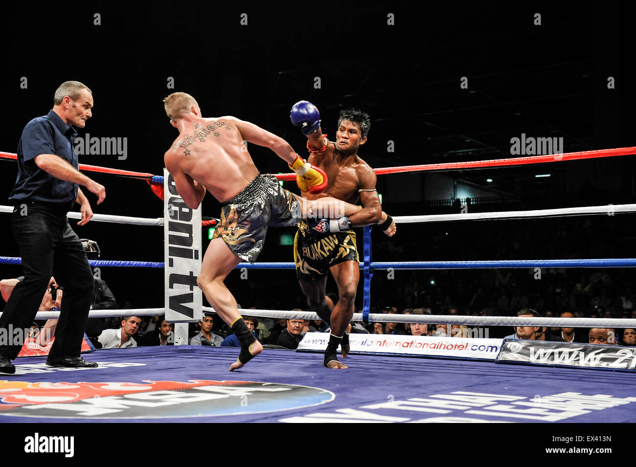 Combat de boxe Muay Thai Kick Photo Stock - Alamy