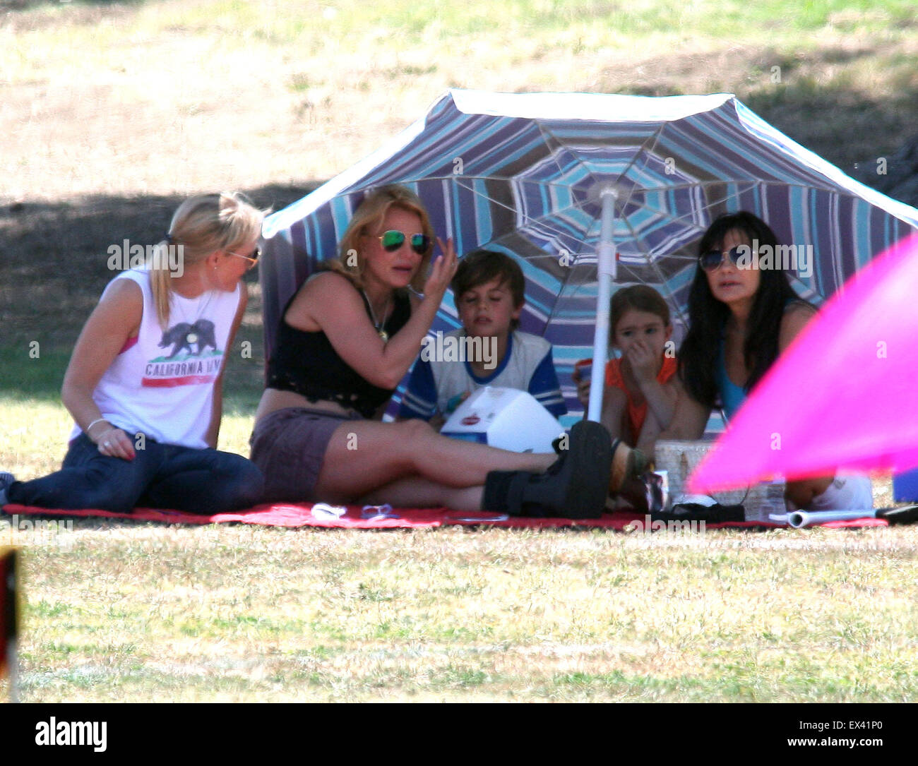 Britney Spears de câlins avec petit ami Charlie Ebersol, assis entre ses jambes tout en regardant ses fils match de football mettant en vedette : Britney Spears, Lynne Spears Où : Los Angeles, California, United States Quand : 03 mai 2015 C Banque D'Images