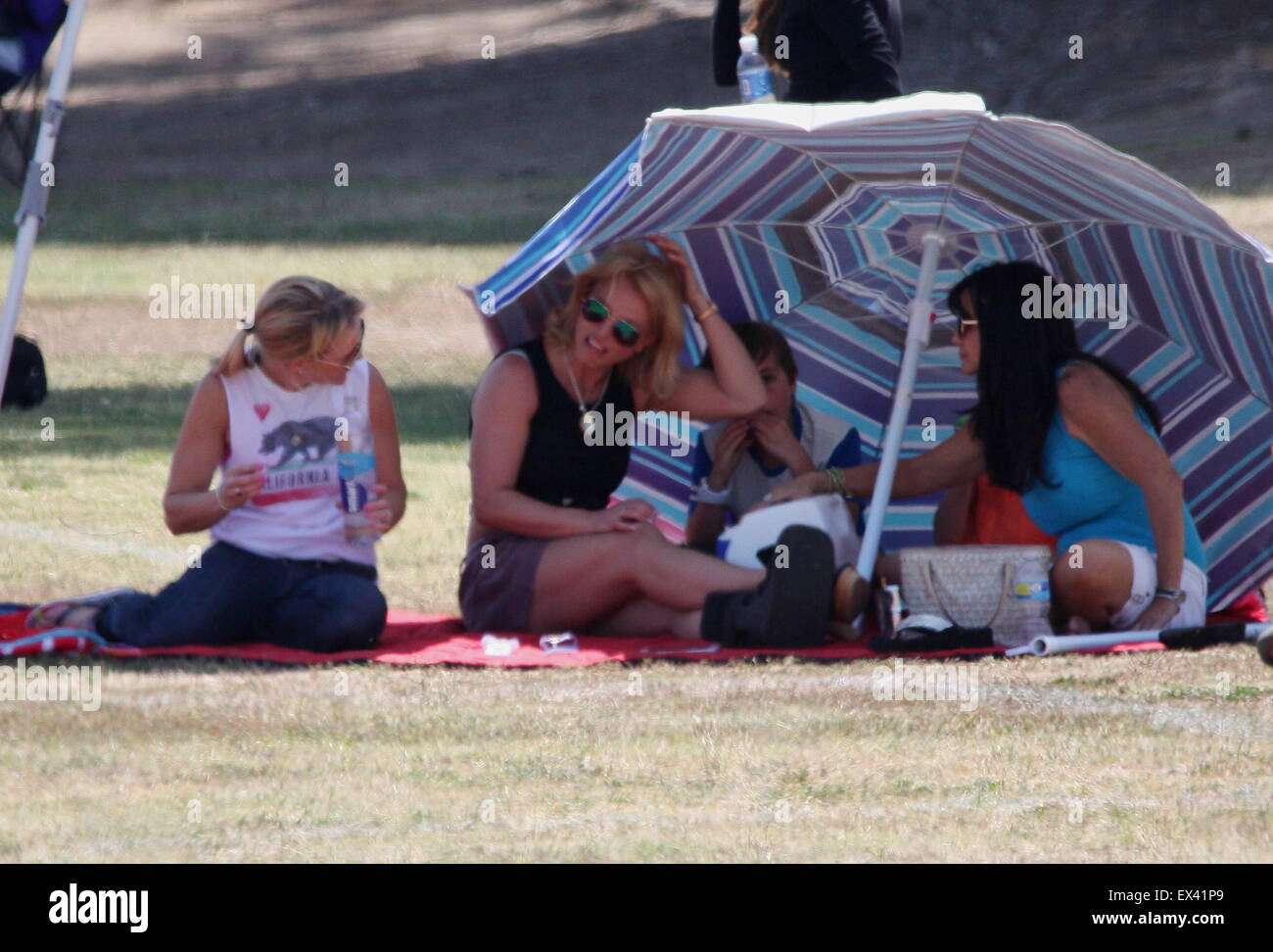 Britney Spears de câlins avec petit ami Charlie Ebersol, assis entre ses jambes tout en regardant ses fils match de football mettant en vedette : Britney Spears, Lynne Spears Où : Los Angeles, California, United States Quand : 03 mai 2015 C Banque D'Images