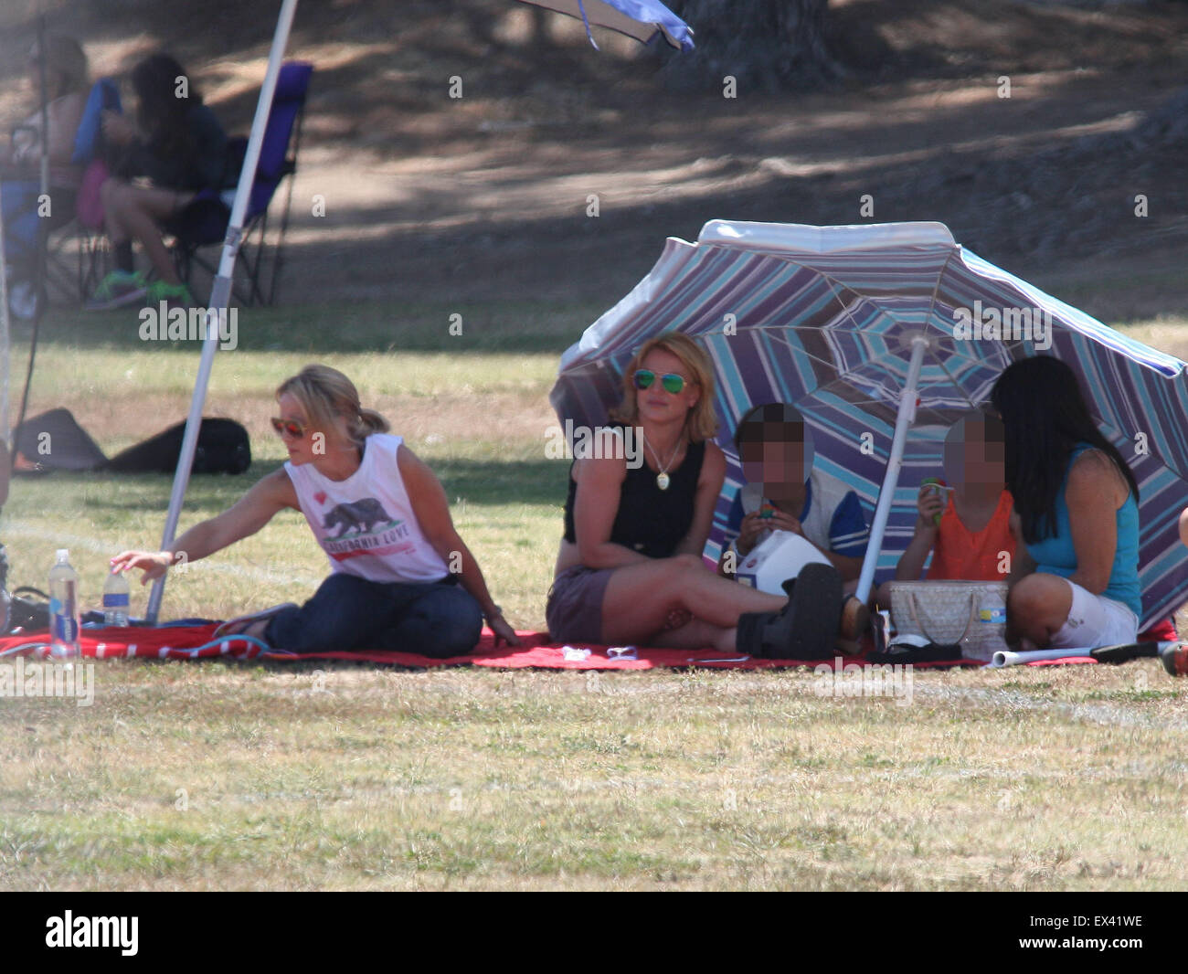 Britney Spears de câlins avec petit ami Charlie Ebersol, assis entre ses jambes tout en regardant un match de football avec ses fils Britney Spears : où : Los Angeles, California, United States Quand : 03 mai 2015 C Banque D'Images