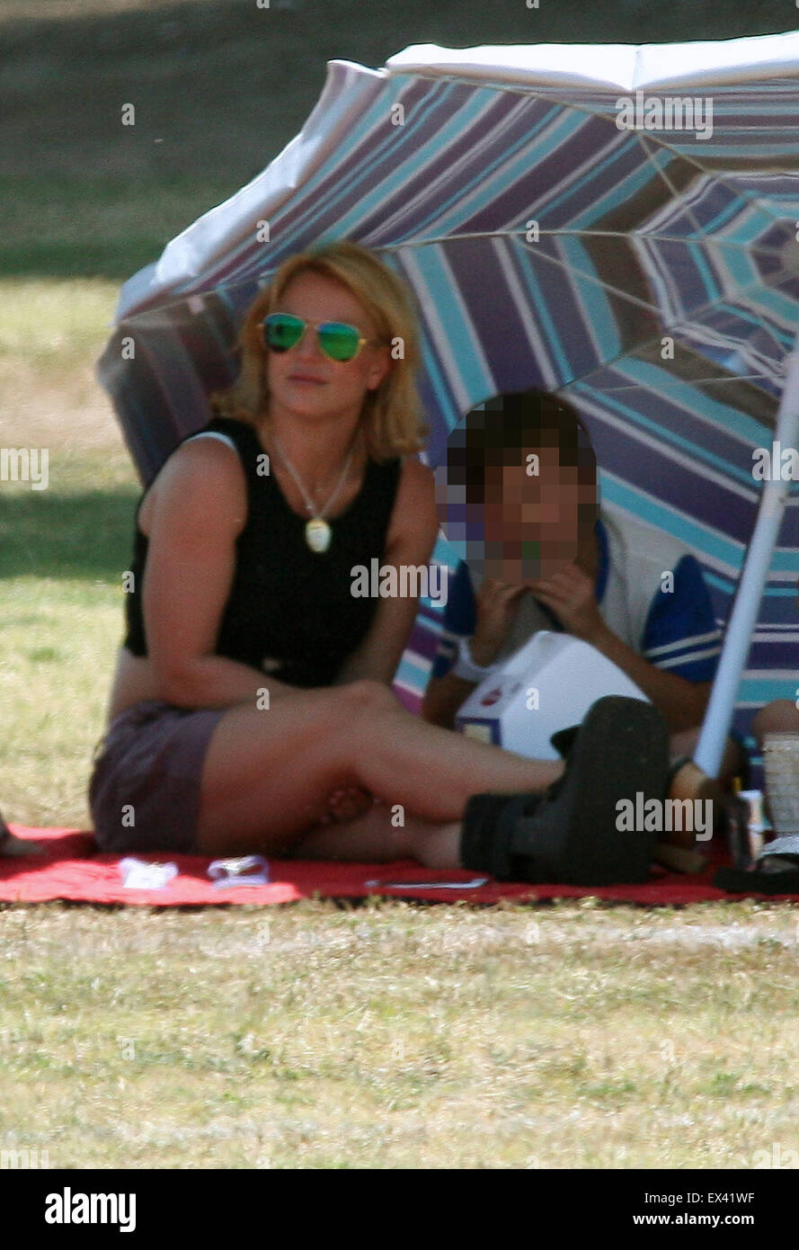 Britney Spears de câlins avec petit ami Charlie Ebersol, assis entre ses jambes tout en regardant un match de football avec ses fils Britney Spears : où : Los Angeles, California, United States Quand : 03 mai 2015 C Banque D'Images