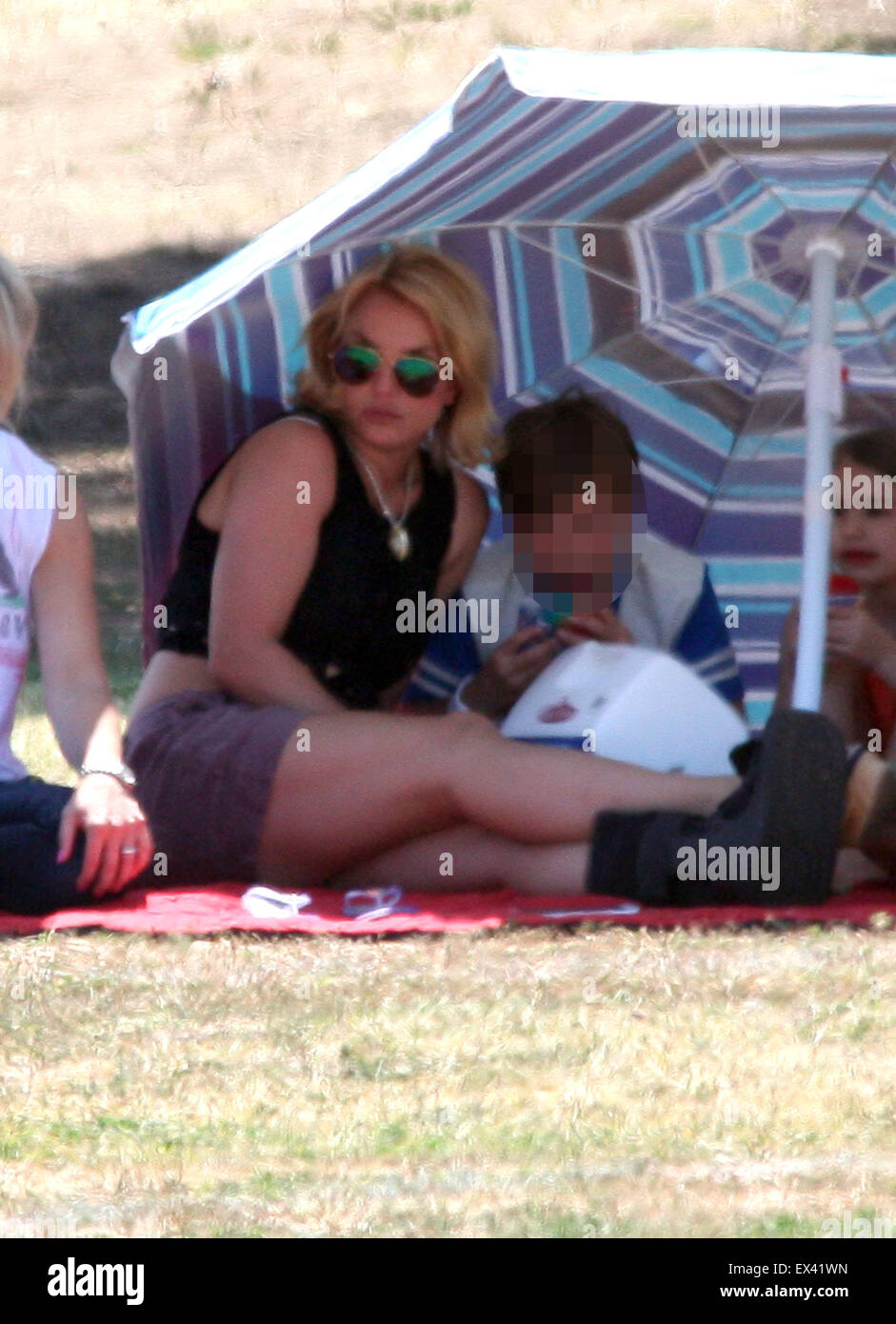 Britney Spears de câlins avec petit ami Charlie Ebersol, assis entre ses jambes tout en regardant un match de football avec ses fils Britney Spears : où : Los Angeles, California, United States Quand : 03 mai 2015 C Banque D'Images