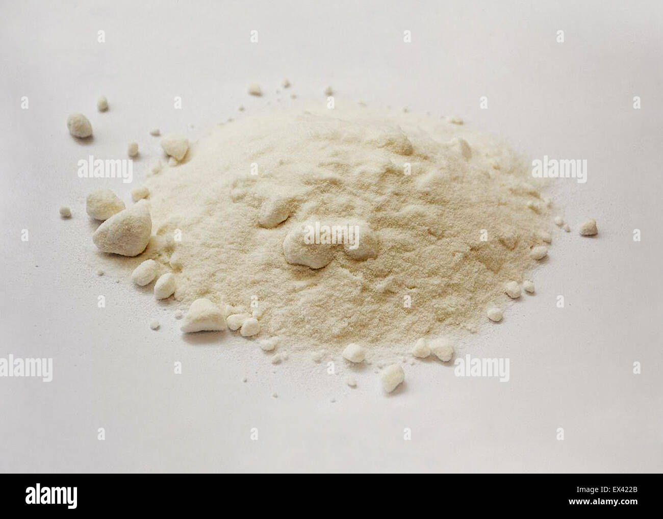 14 grammes (1/2 oz) de 3,4-méthylènedioxyamphétamine (MDA ; nom de rue :  'Sally') crystal, fine poudre cristalline de couleur ivoire. Synthétisé  pour la première fois par G. encore et encore et W.