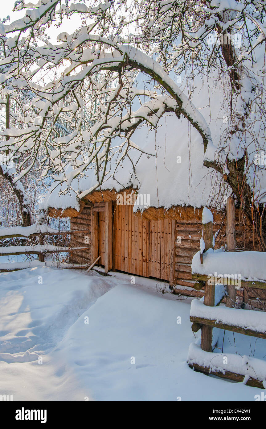 Chalet en bois dans un parc d'hiver Banque D'Images