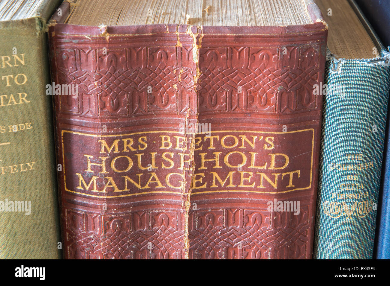 Une vieille copie de Mme Beeton's la gestion domestique sur une étagère Banque D'Images