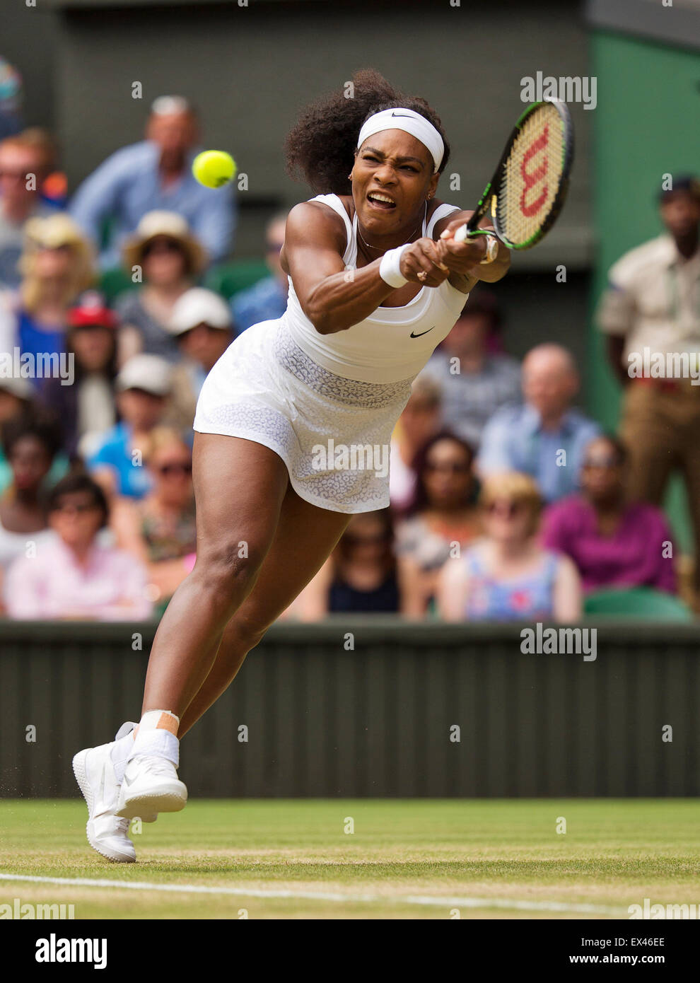 Wimbledon, Londres, Royaume-Uni. 6 juillet, 2015. Tennis, Wimbledon, De sœurs Venus et Serena Williams (USA) à l'eachother sur centercourt, photo : Serena Willams Crédit : Henk Koster/Alamy Live News Banque D'Images