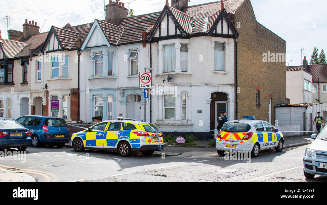 Westcliff on Sea, Essex, Royaume-Uni. 6 juillet, 2015. La police a lancé une enquête de meurtre après qu'un homme a été retrouvé poignardé à l'intérieur d'une maison à Beedell Avenue, Westcliff. Crédit : Darren Attersley/Alamy Live News Banque D'Images