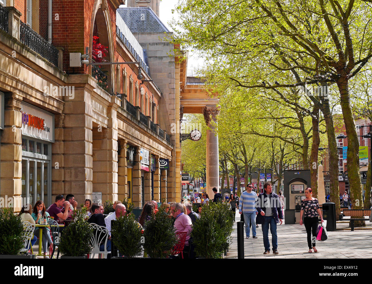 Cafe de la chaussée et scène de rue, Peterborough Cambridgeshire, Angleterre, Royaume-Uni Banque D'Images