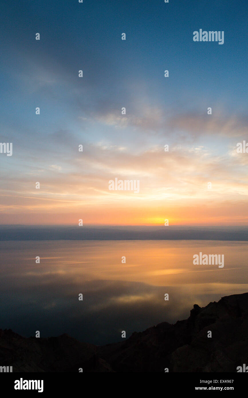 La mer Morte en Jordanie. 6e juin 2015. Ciels dramatiques reflètent sur la mer Morte durant le coucher du soleil à partir d'un point de vue panoramique à proximité de la ville Banque D'Images