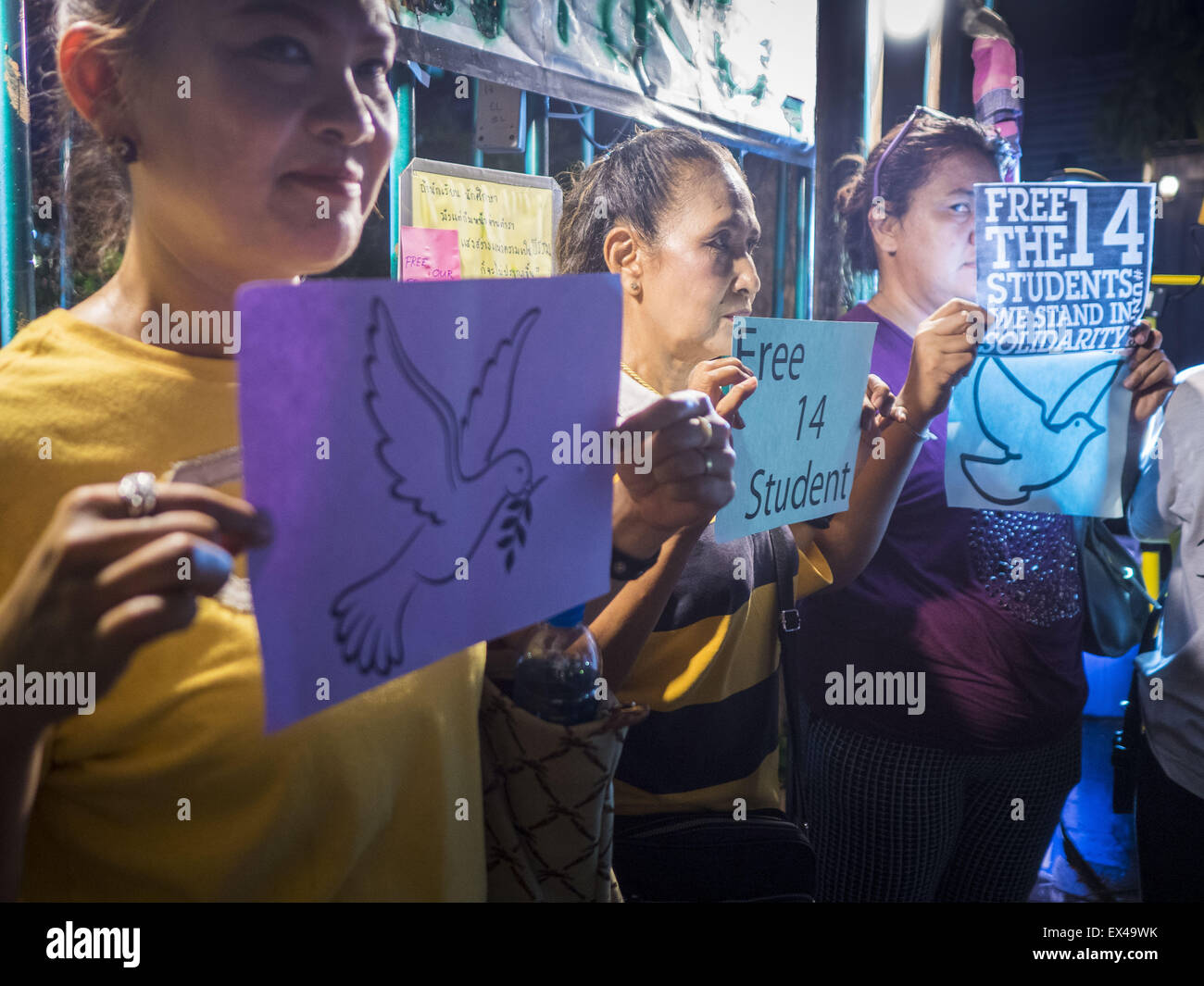 Bangkok, Bangkok, Thaïlande. 6 juillet, 2015. Les femmes sont à l'appui de l'université thaïlandaise 14 étudiants arrêtés il y a deux semaines pour avoir violé l'interdiction de l'ordre assemblée politique en Thaïlande. Plus de 100 personnes se sont réunies à l'Université Thammasat à Bangkok lundi pour soutenir les étudiants. Ils font face à un procès criminel dans les tribunaux militaires. Les partisans des élèves sont la mise en place ''Post'' note autour de Bangkok et les collèges du pays appelant à la libération des étudiants. Crédit : Jack Kurtz/ZUMA/Alamy Fil Live News Banque D'Images