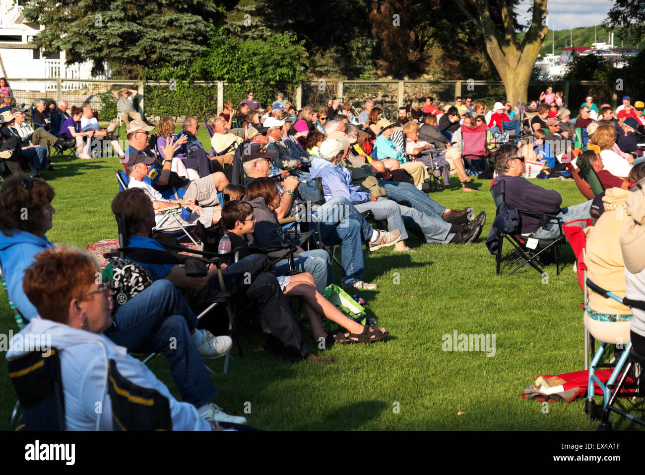 Foule à une communauté concert à Montague, Michigan, USA regarder et écouter un concert de musique bluegrass. Banque D'Images