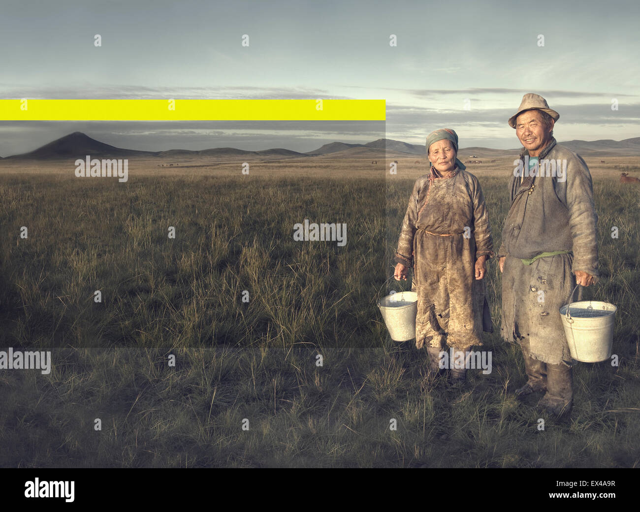 Les agriculteurs du bassin de Mongolie couple holding et posant dans le domaine. Banque D'Images