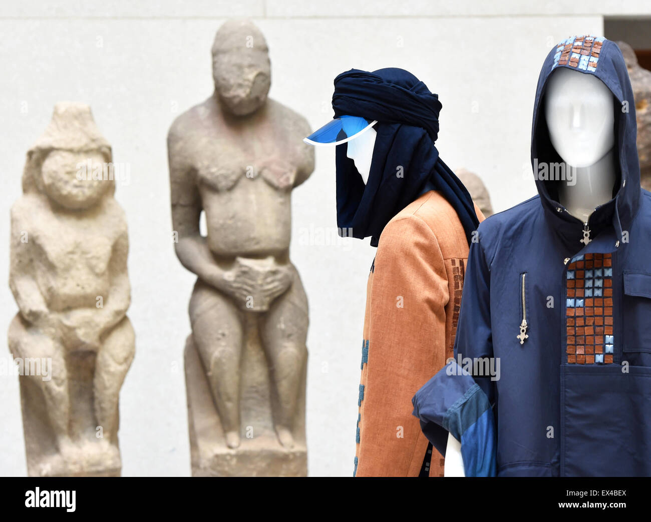 Berlin, Allemagne. Le 06 juillet, 2015. L'un des creations intitulée "Auf und nach dont' par le designer Ulf Michael Brauner est photographié devant Kumanic statues du 12ème siècle dans la cour de la grecque Neues Museum de Berlin, Allemagne, 06 juillet 2015. La mode européenne Award FASH 2015 sera attribué à des étudiants de mode à cet emplacement. PHOTO : JENS KALAENE/dpa/Alamy Live News Banque D'Images