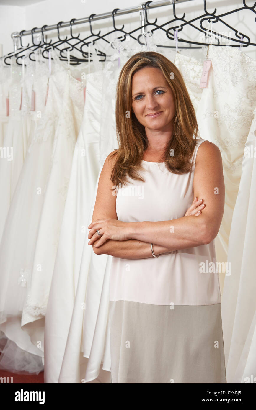 Portrait de femme magasin nuptiale propriétaire avec des robes de Banque D'Images