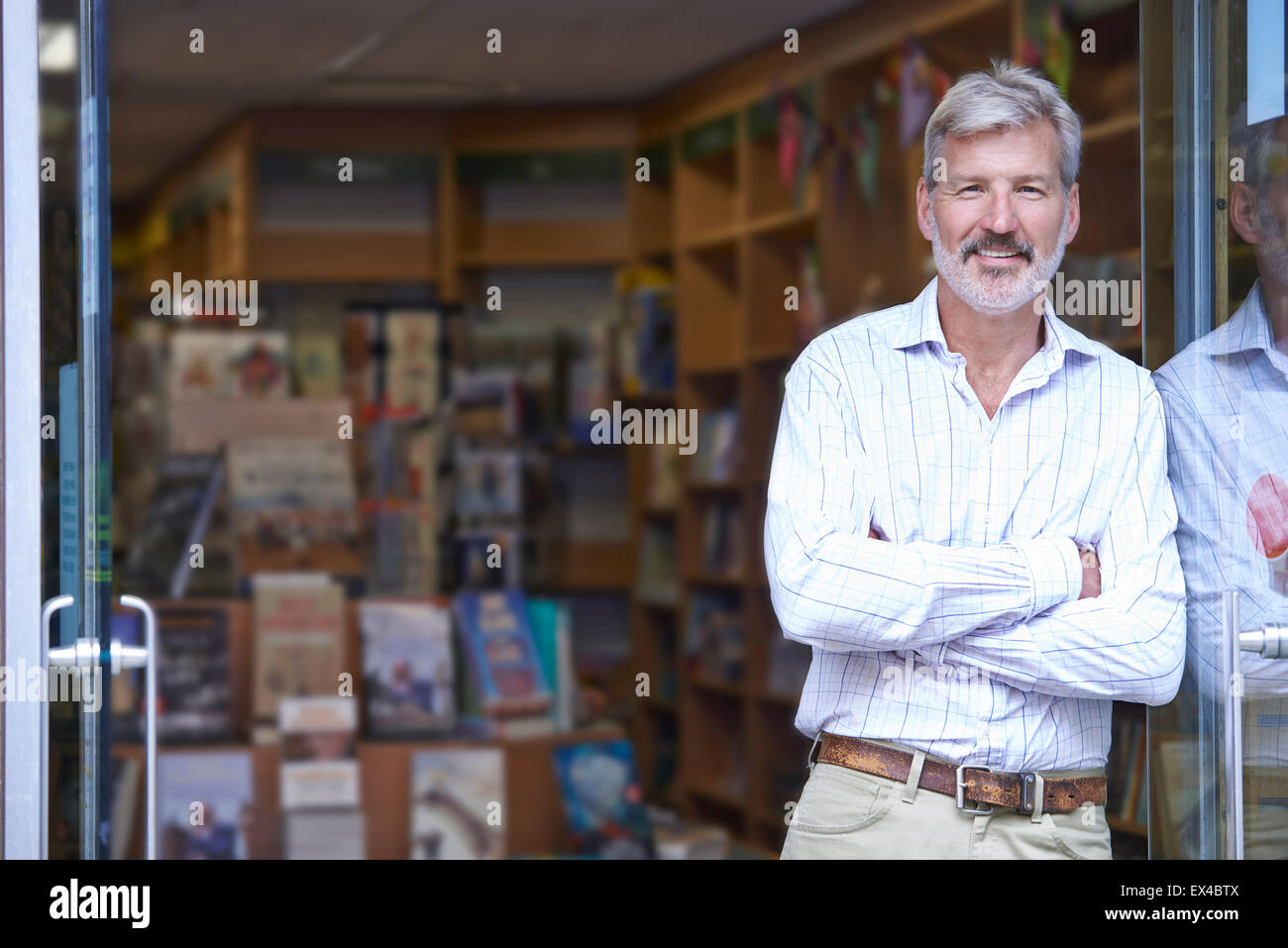 Portrait de femme libraire, entreposage extérieur Banque D'Images