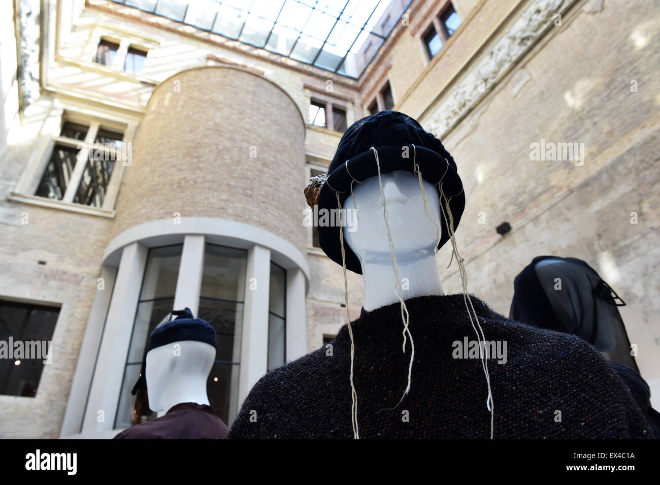Berlin, Allemagne. Le 06 juillet, 2015. Une création intitulée "fuehlt Wie sich die Spinne auf dem Herrenklo ?' (lit. Comment fonctionne une araignée dans une chambre d'hommes se sentent ?) par créateur Lilly Bosse est exposée dans la cour de la grecque Neues Museum de Berlin, Allemagne, 06 juillet 2015. La mode européenne Award FASH 2015 sera attribué à des étudiants de mode à cet emplacement. PHOTO : JENS KALAENE/dpa/Alamy Live News Banque D'Images