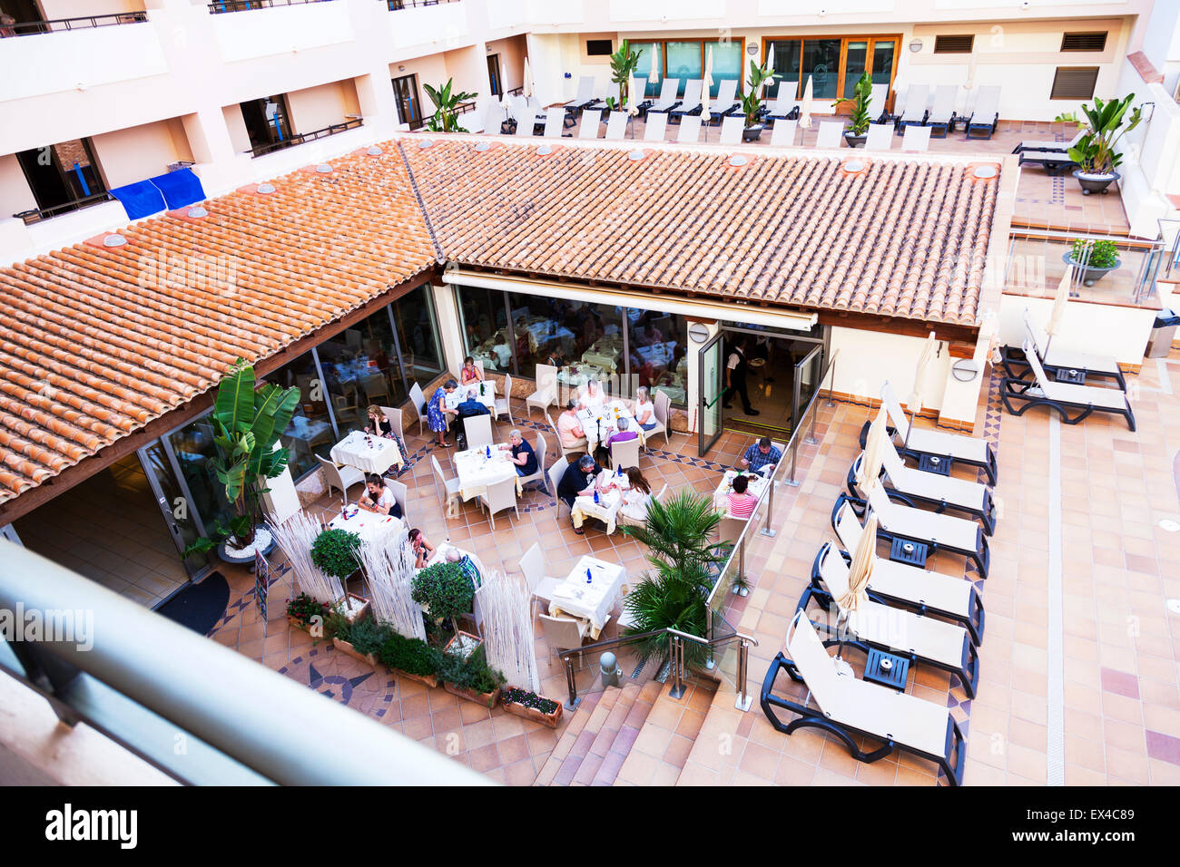 Hôtel al fresco salle à manger une table extérieure diners assis à des tables pour le déjeuner Banque D'Images