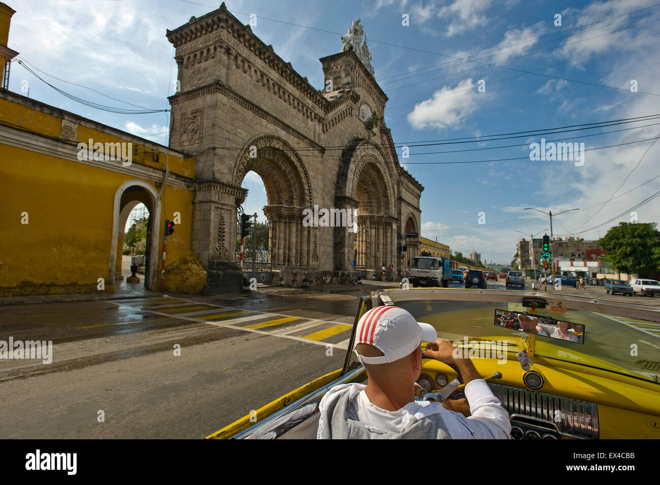 Vue horizontale de la grande arche entrée de la necrópolis Cristóbal Colón (cimetière Colon) à La Havane, Cuba. Banque D'Images