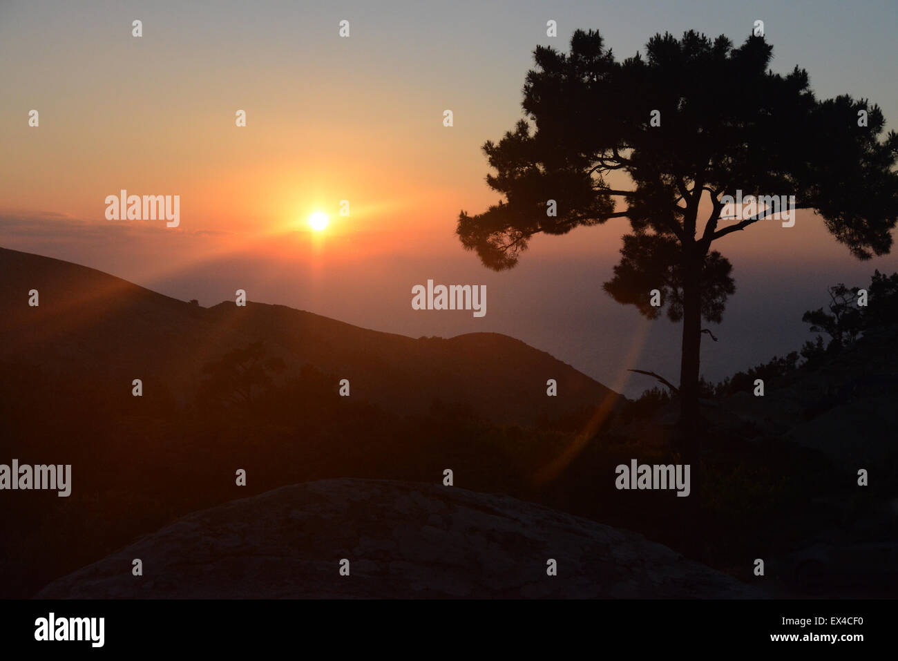 Magnifique Coucher de soleil sur l'Île Ikaria en Grèce, l'une des zone bleue 5 endroits où les gens vivent plus longtemps. Banque D'Images