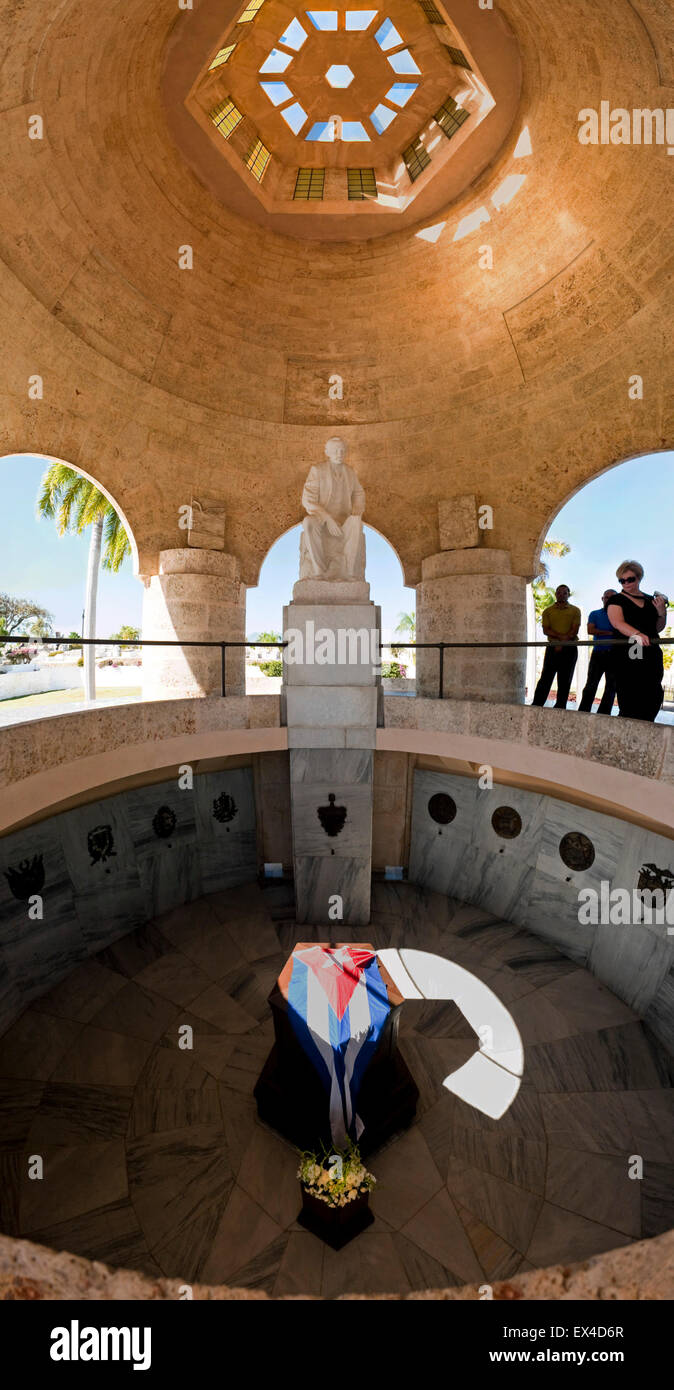 (2 Vertical photo stitch) vue de mausolée de Jose Marti à Santiago de Cuba, Cuba. Banque D'Images