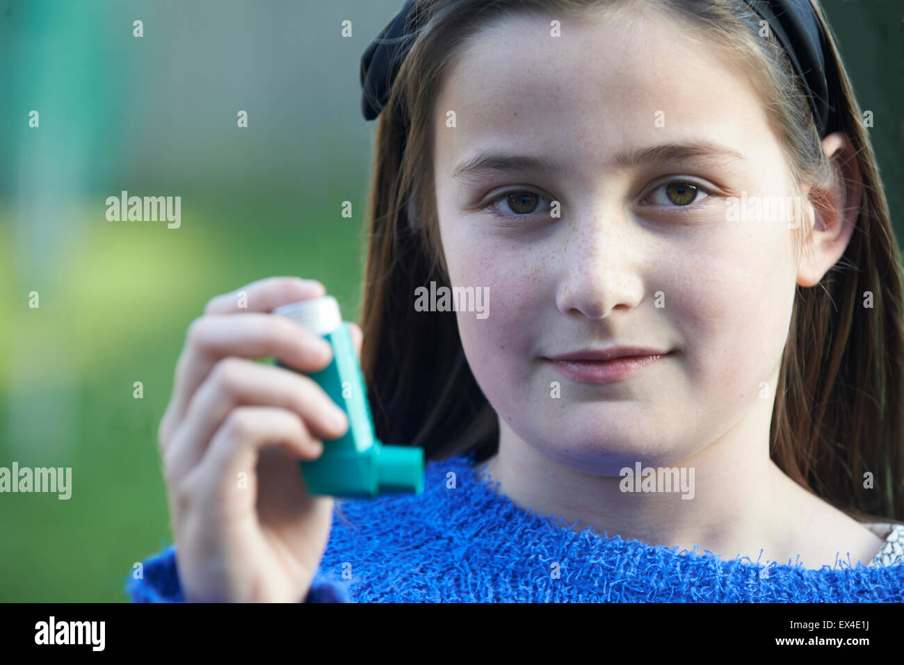 Fille à l'aide d'inhalateur pour traiter l'Asthme Banque D'Images