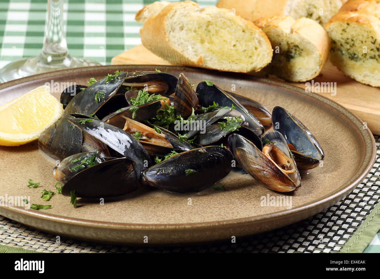 Fruits de mer moules dans une sauce au vin blanc avec du pain à l'ail