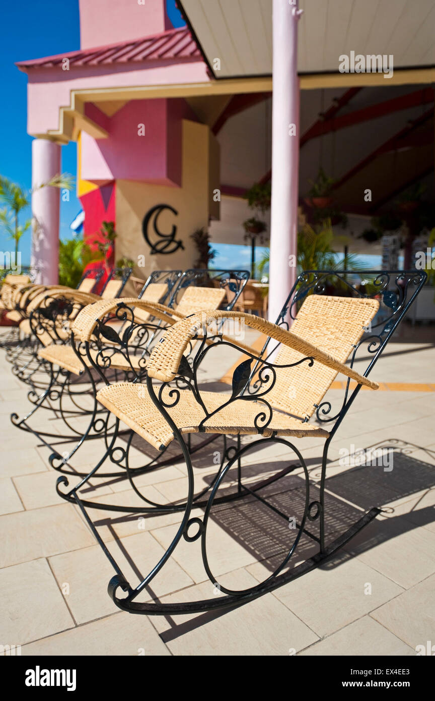 Vue verticale de rotin chaises à bascule à Santiago de Cuba, Cuba. Banque D'Images